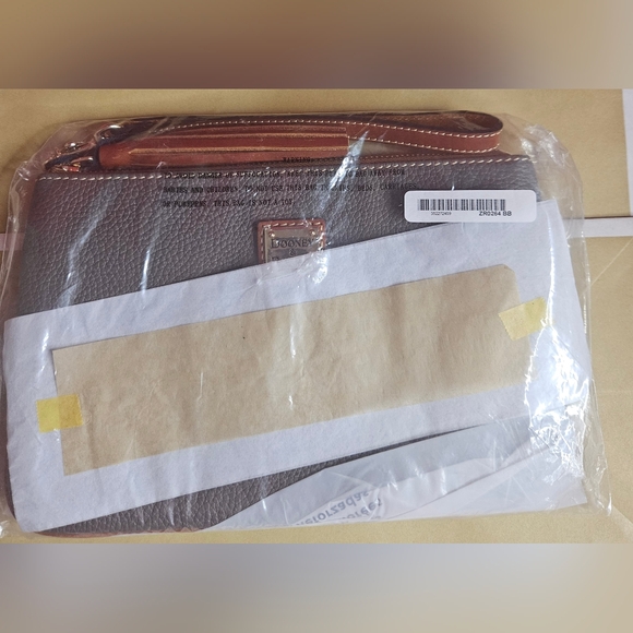 NWT Dooney & Bourke  Pebble Grain Carrington Wristlet ZR0264 Gray - Picture 3 of 4